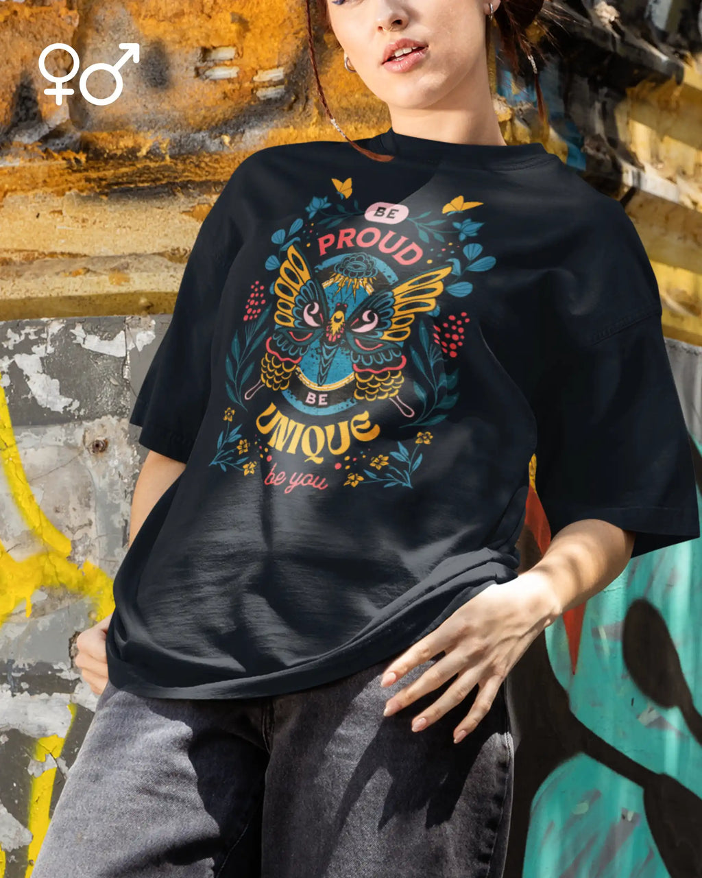 eine junge frau trägt ein oversized t-shirt mit dem design be proud be unique be you.