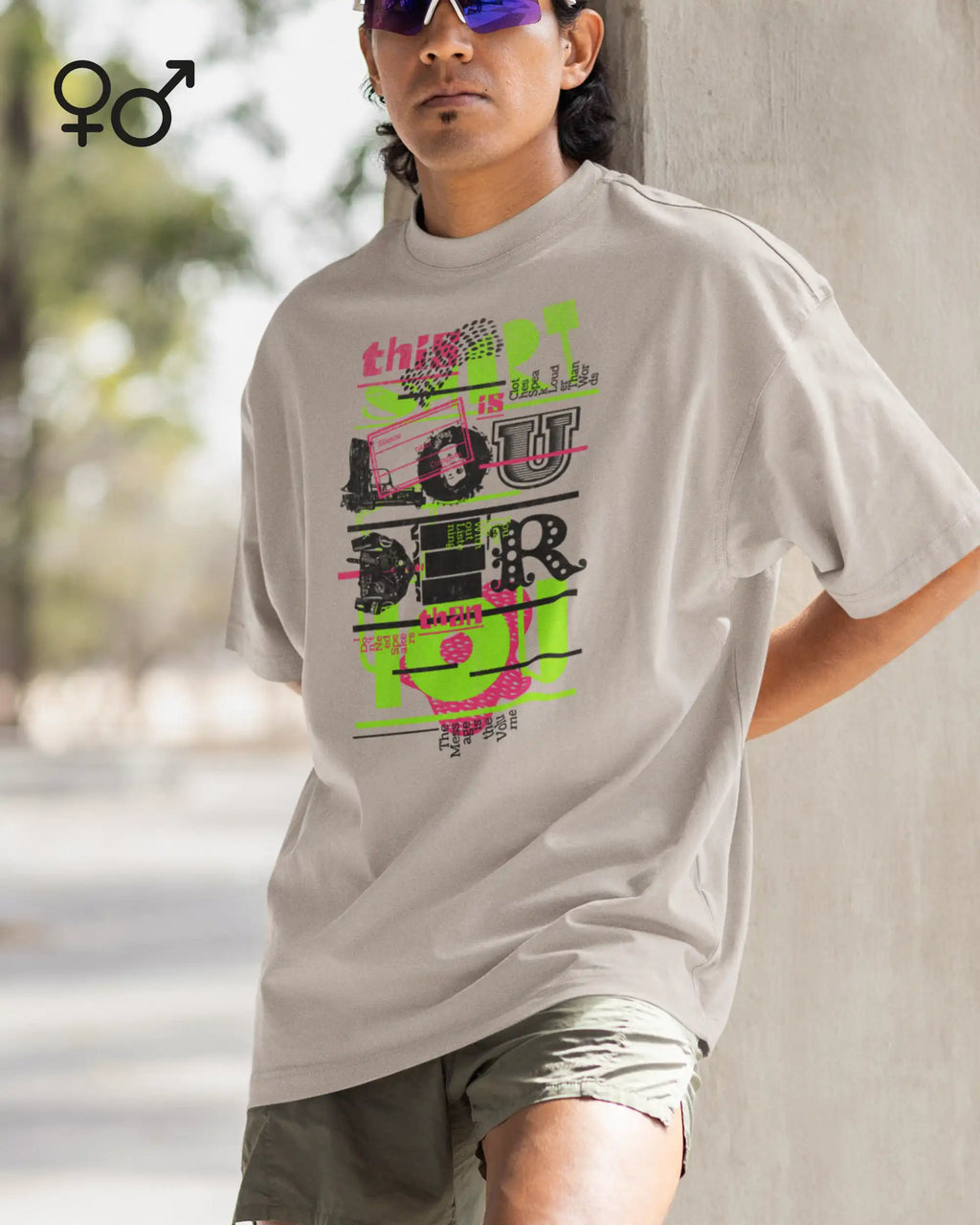 ein mann trägt ein oversized  design-t-shirt mit em motiv LOUDER