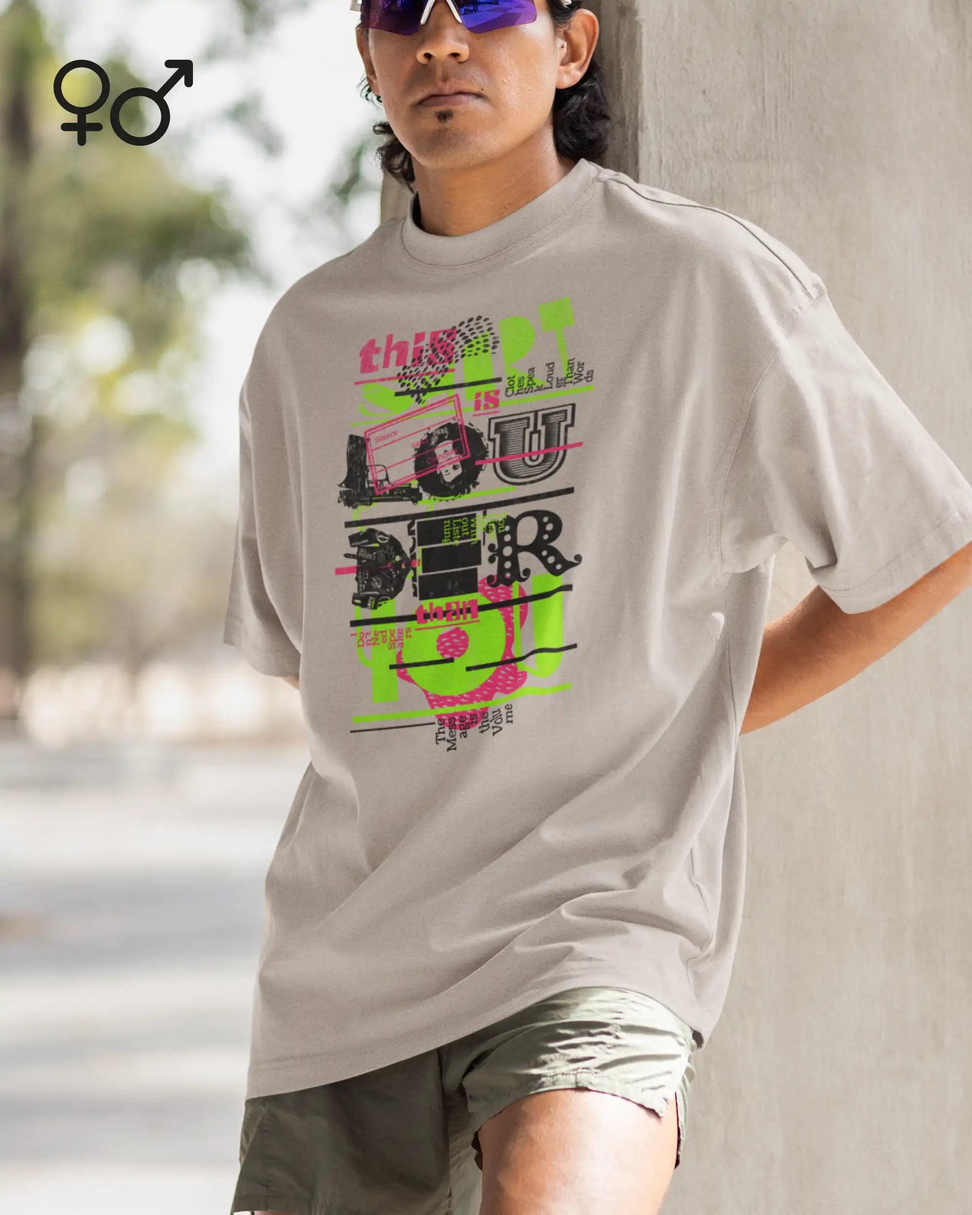 ein mann trägt ein oversized  design-t-shirt mit em motiv LOUDER