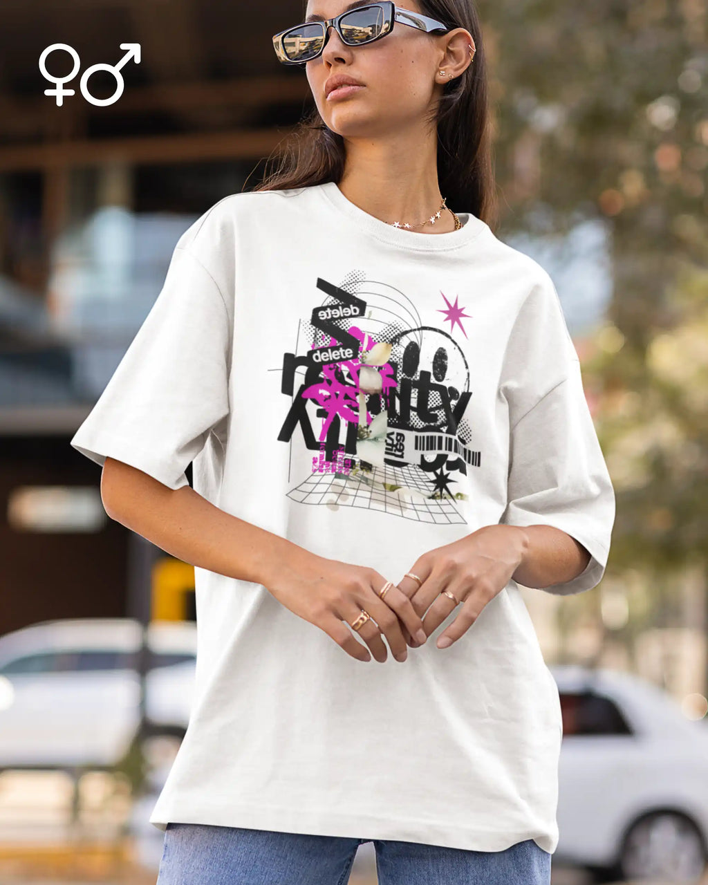 Das Bild zeigt  eine junge frau, die  ein  unisex  design-t-shirt mit der Grafik delete reality trägt.