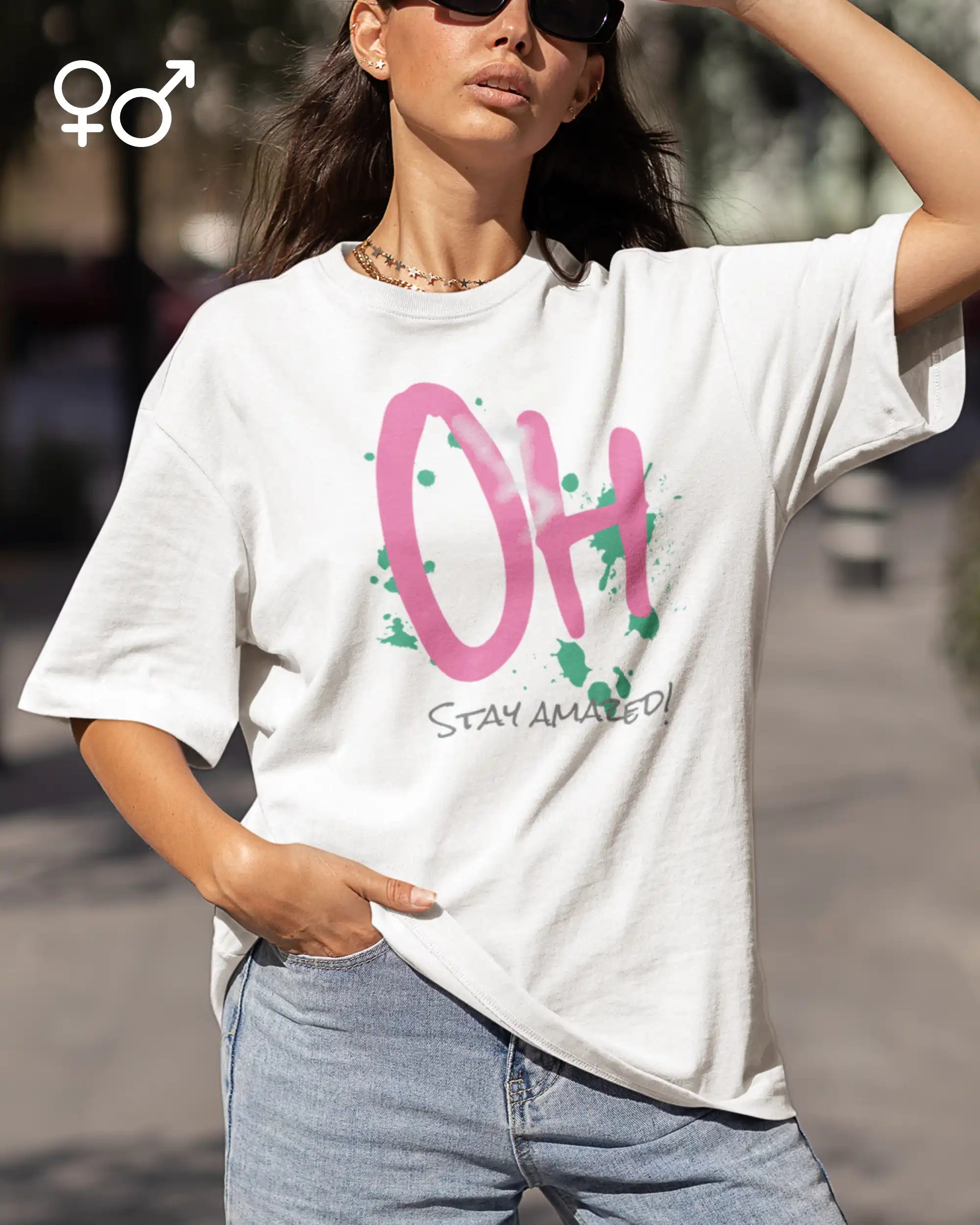 Das Bild zeigt eine frau, die  ein unisex design-t-shirt  mit der Grafik stay amazed trägt.