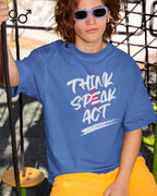 Mann trägt ein oversized Design-t-shirt  mit dem Graik-Motiv think speak act