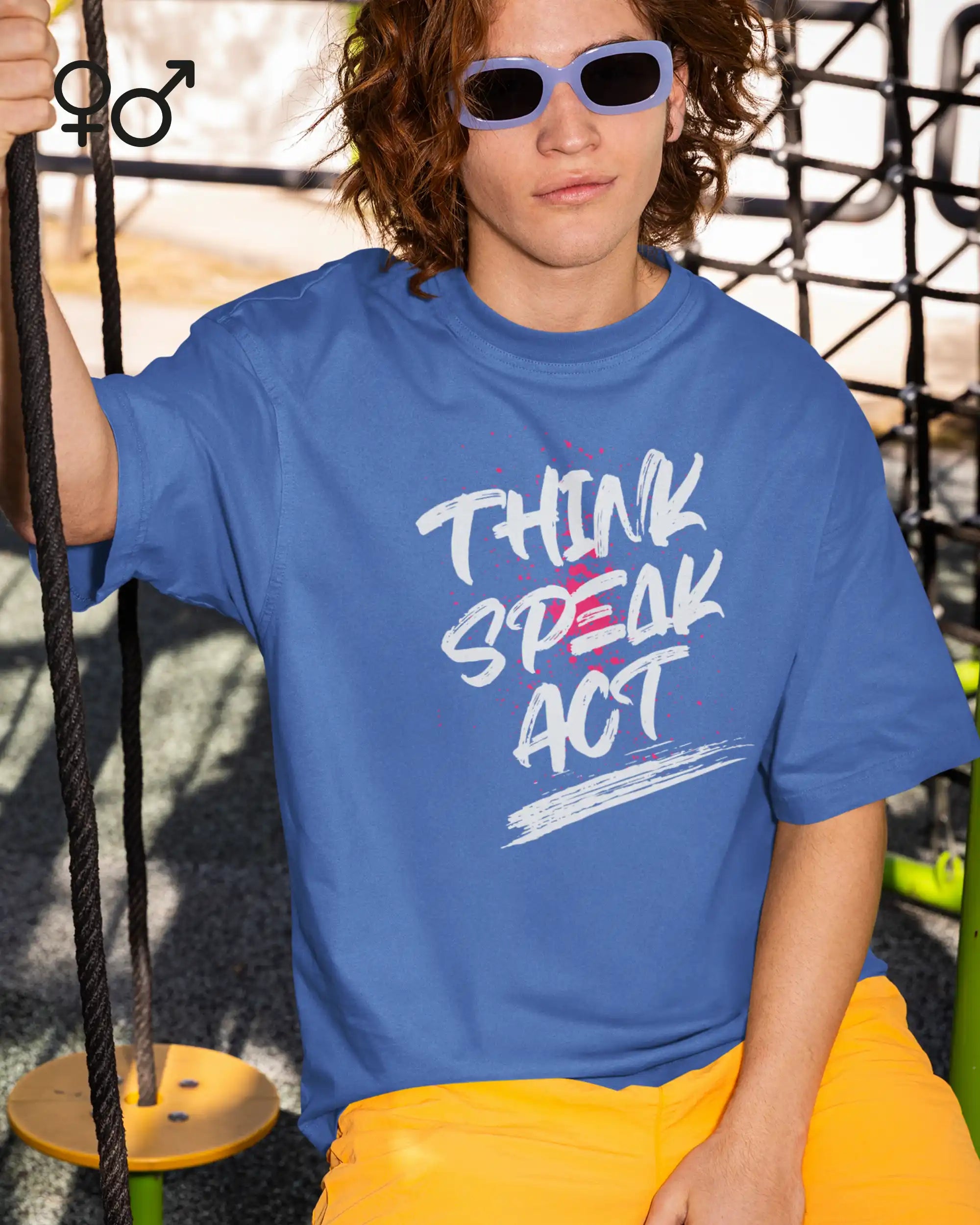 Mann trägt ein oversized Design-t-shirt  mit dem Graik-Motiv think speak act