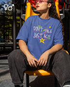 eine frau  trägt ein heavy weight unisex esign-t-shirt mit der Grafik don't talk just act.
