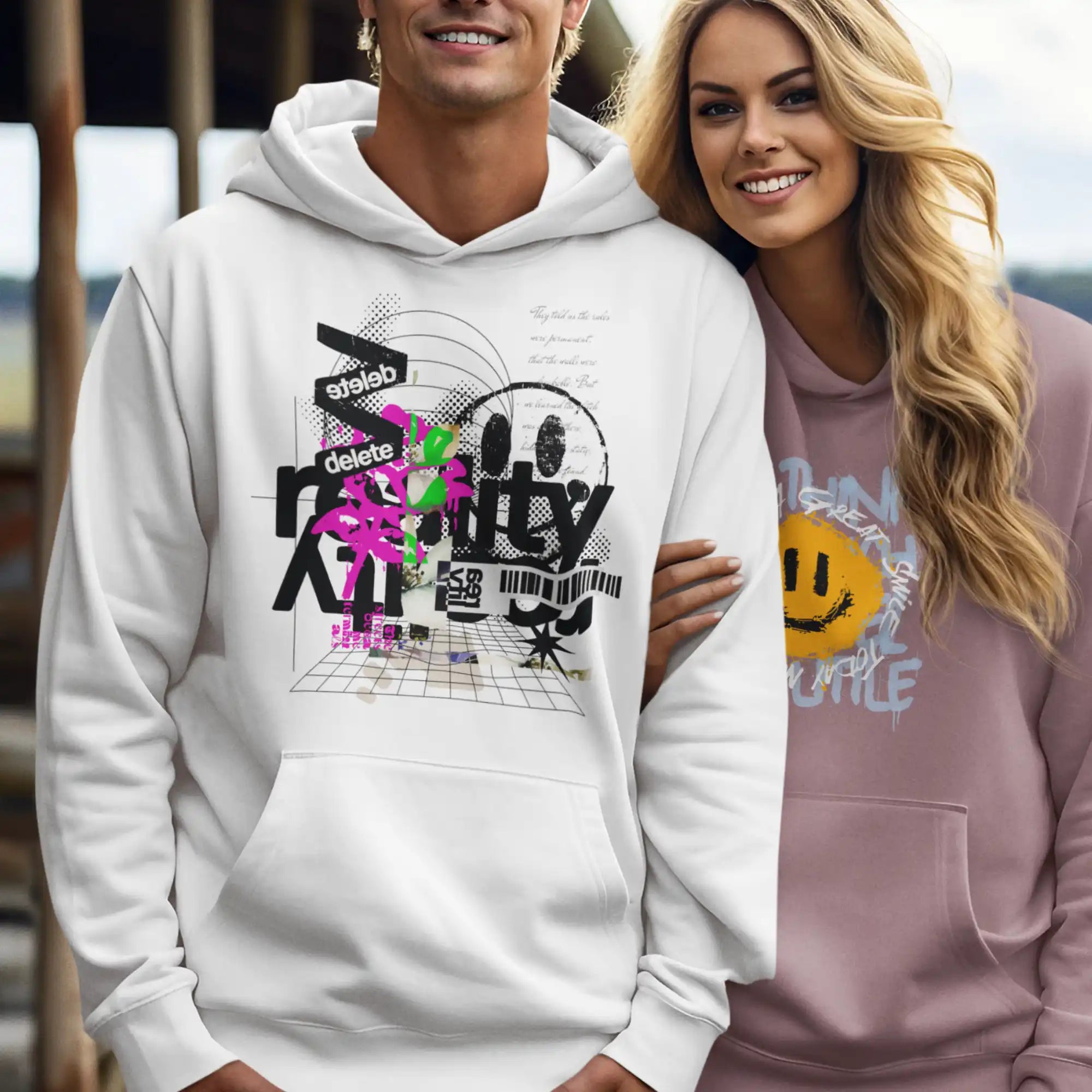 Paar trägt trendige oversized hoodies mit design