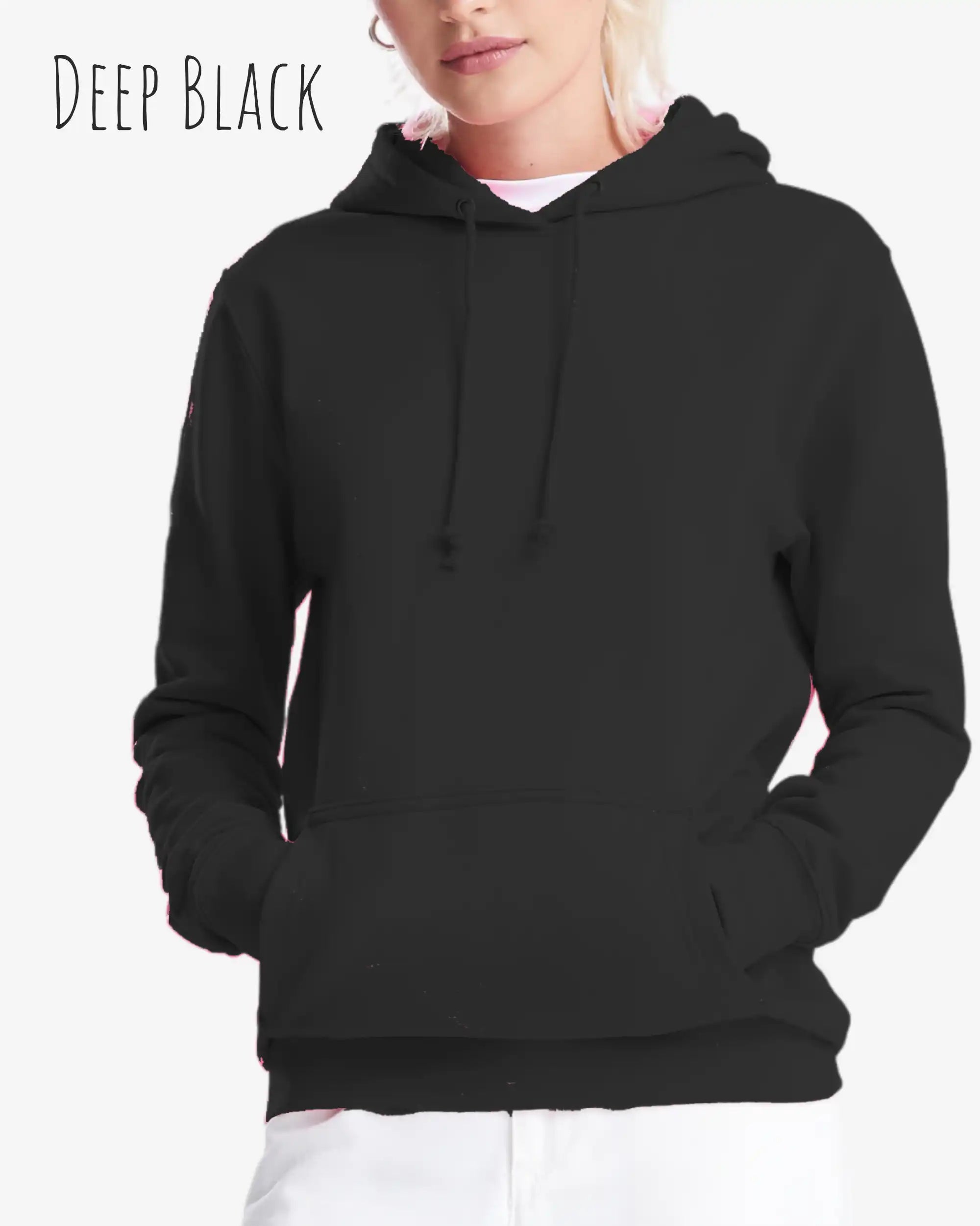 Frau trägt hoodie im feminine fit aus weicher baumwollmischung in farbe deep black