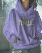 Frau trägt hoodie im feminine fit aus weicher baumwollmischung in farbe digital lavender mit think motiv auf der Brust