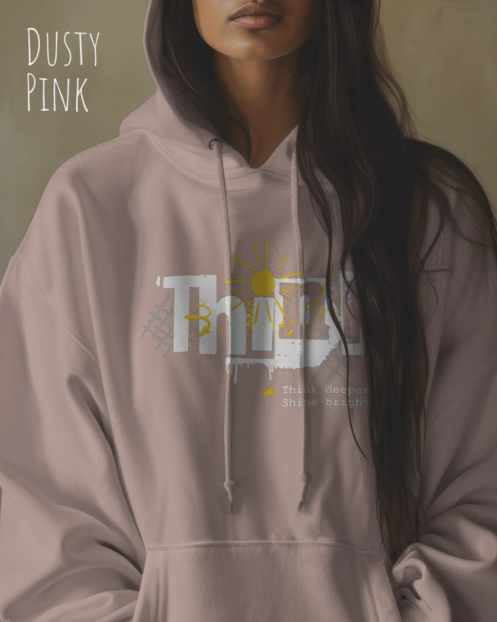Frau trägt hoodie im feminine fit aus weicher baumwollmischung in farbe dusty pink mit think motiv auf der Brust