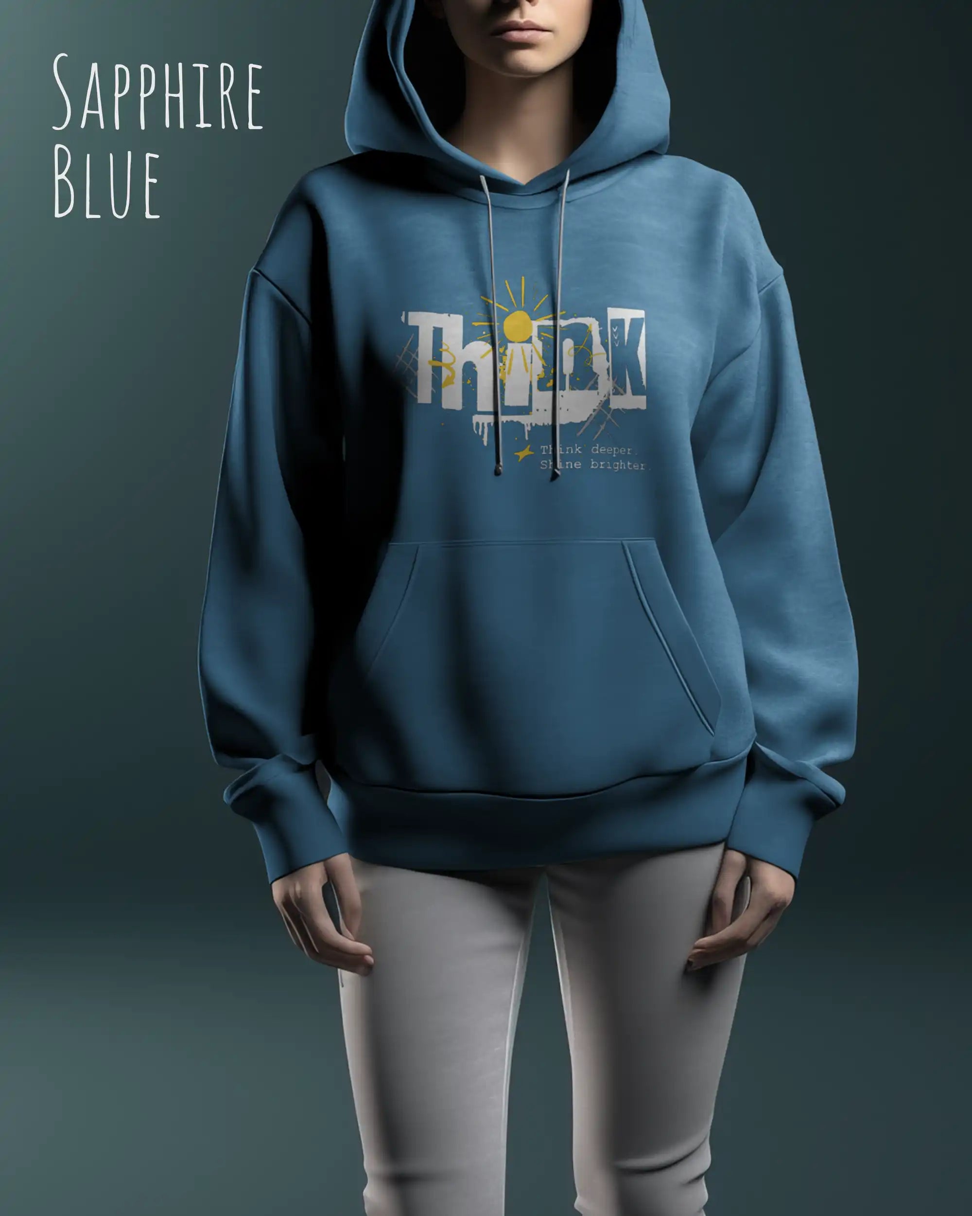 Frau trägt hoodie im feminine fit aus weicher baumwollmischung in farbe hsapphire blue mit think motiv auf der Brust