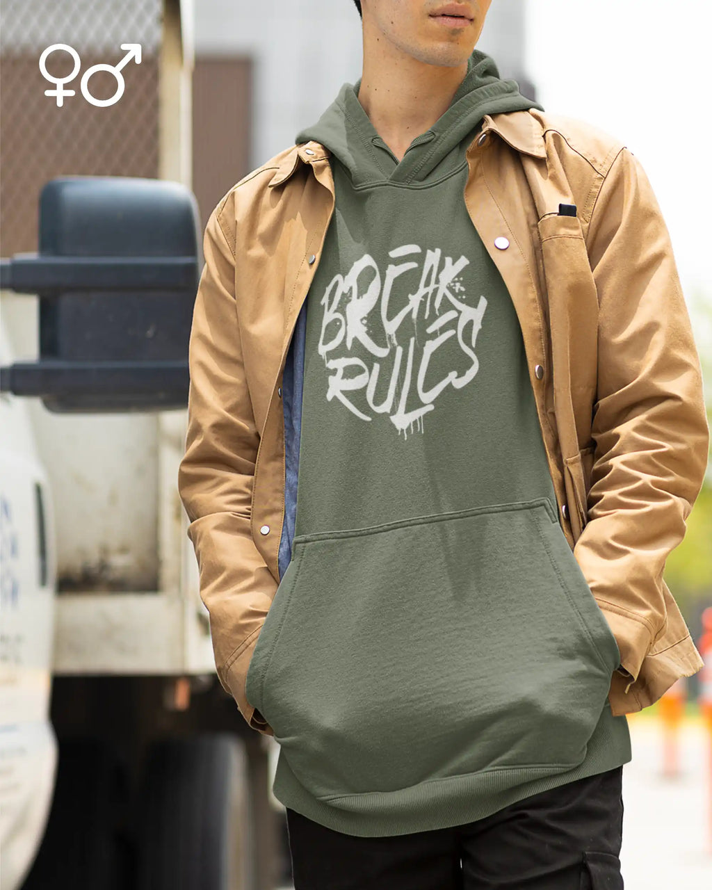 Ein Mann trägt unter einer Jacke ein Design-T-Shirt in earthy green mit der Grafik Break Rules.