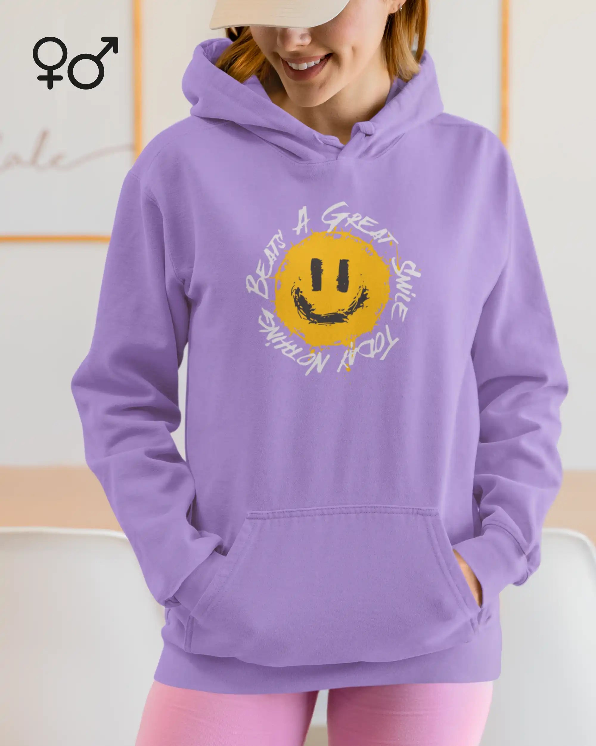 Eine lächelnde  junge frau trägt einen  unisex design-hoodie mit einem fröhlichen smiley-motiv.