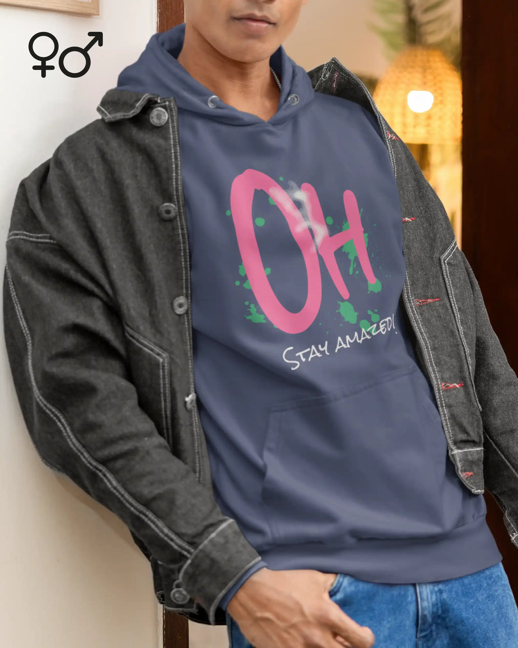Das Bild zeigt einen mann, der einen unisex design-hoodie  mit der Grafik stay amazed trägt.