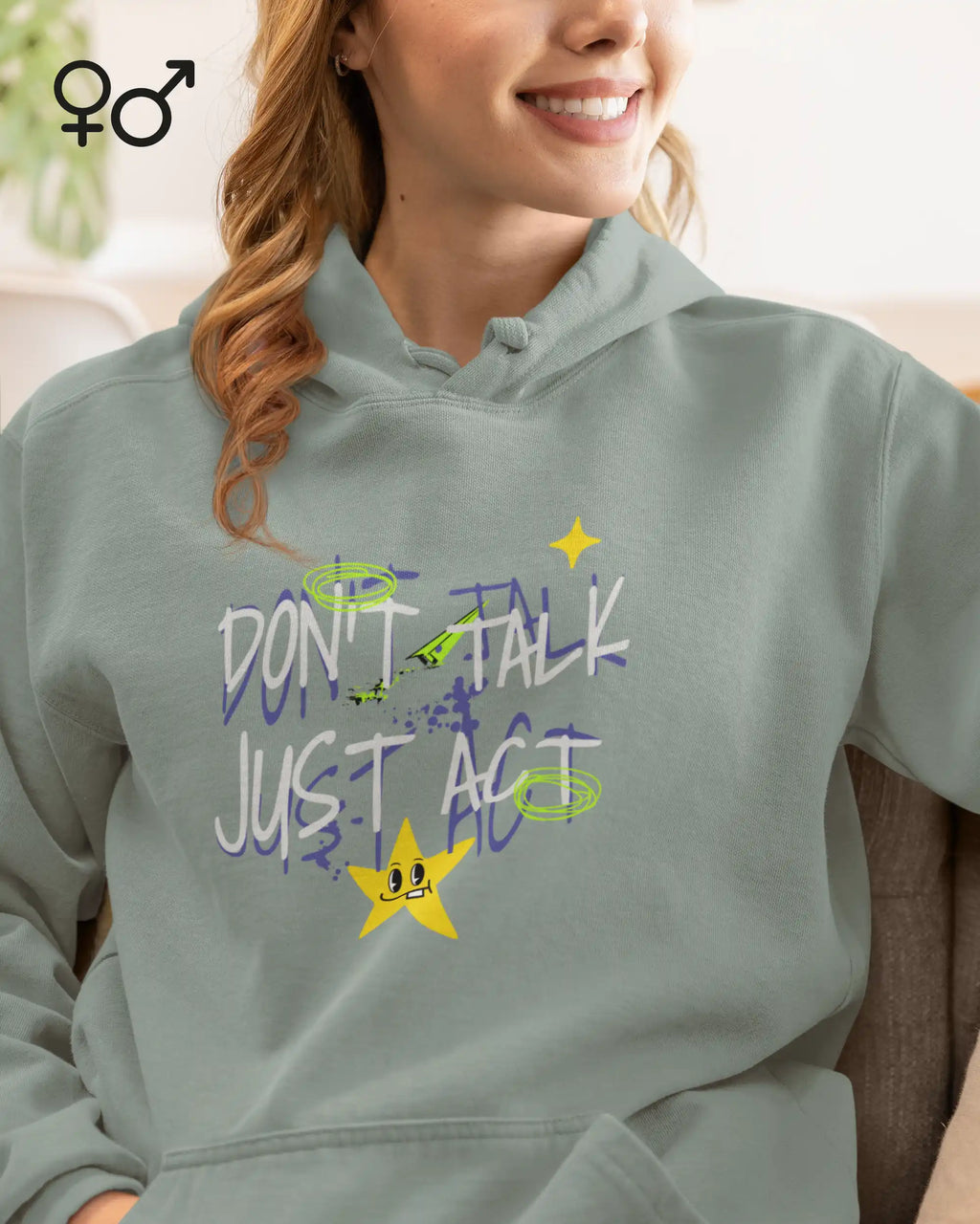 eine frau trägt einen unisex design-kapuzren-pullover mit der Grafik don't talk just act.