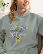 eine frau trägt einen unisex design-kapuzren-pullover mit der Grafik don't talk just act.