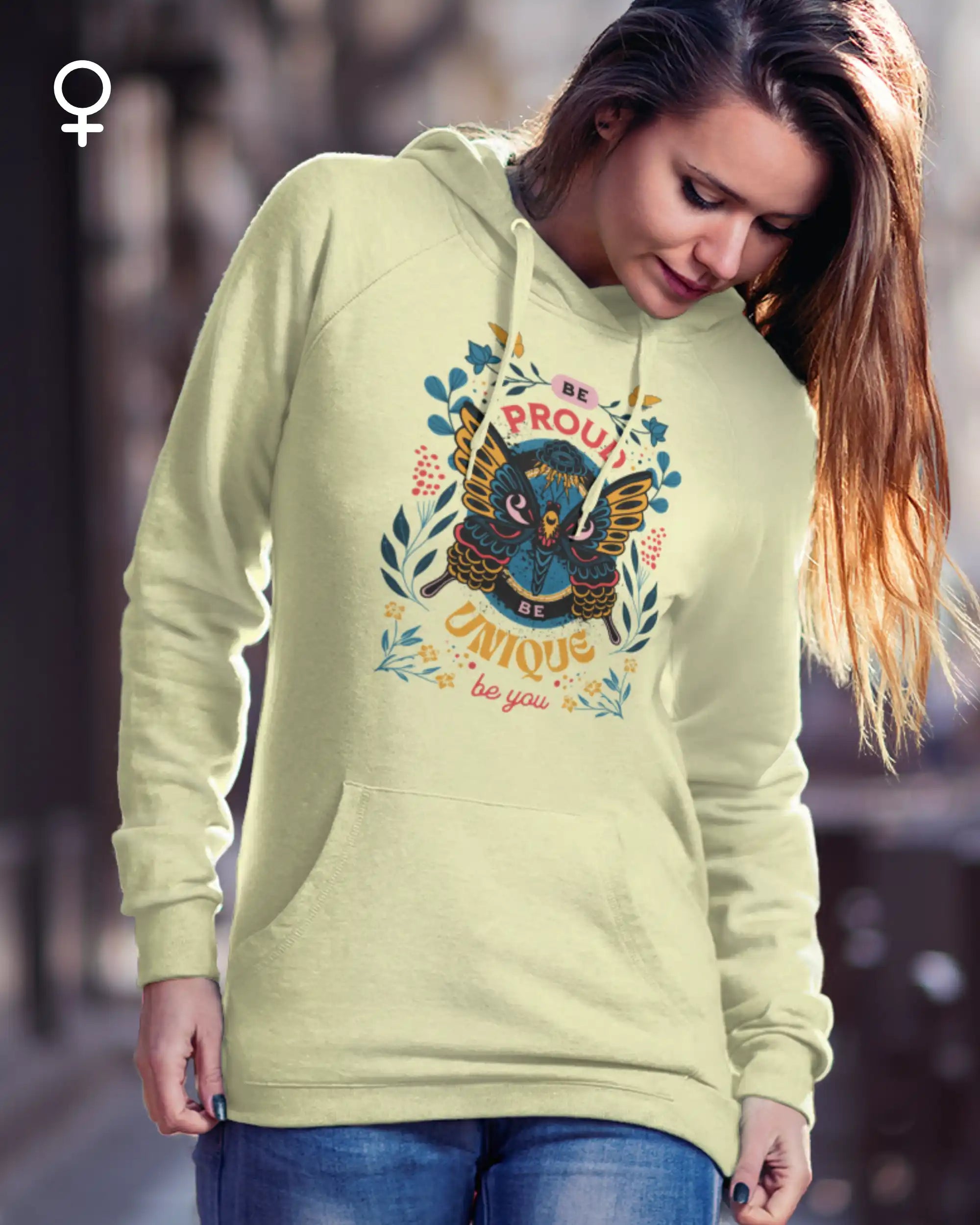 eine junge frau trägt ein en femininen hoodie mit dem design be proud be unique be you.