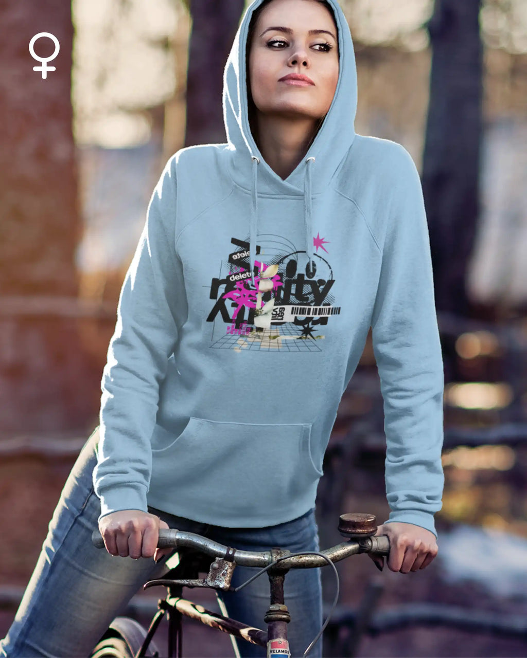 Das Bild zeigt  eine frau, die einen femininesn design-hoodie mit der Grafik delete reality trägt.