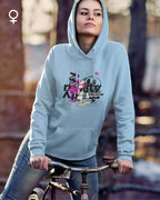 Das Bild zeigt  eine frau, die einen femininesn design-hoodie mit der Grafik delete reality trägt.