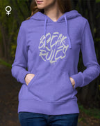 Eine frau trägt einen femininen Design-Hoodie in digital lavender mit der Grafik Break Rules.