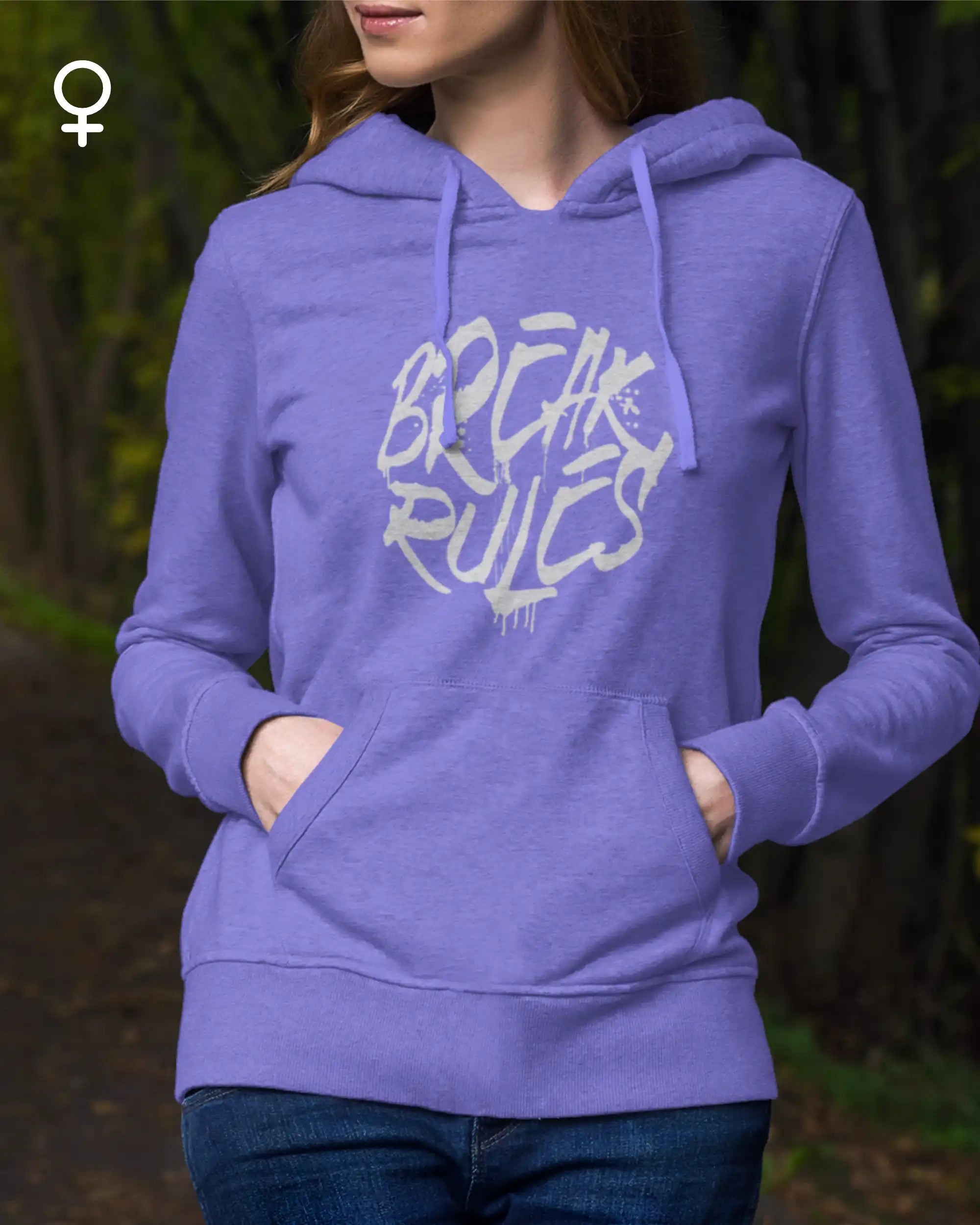 Eine frau trägt einen femininen Design-Hoodie in digital lavender mit der Grafik Break Rules.