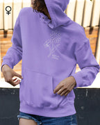 Eine Frau trägt einen femininen design-t-hoodie mit dem minimalistischen line-art motiv keep it simple.