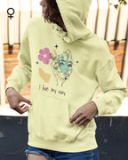 Das Bild zeigt  eine frau, die einen  femininem design-hoodie mit der Grafik i live my way trägt.