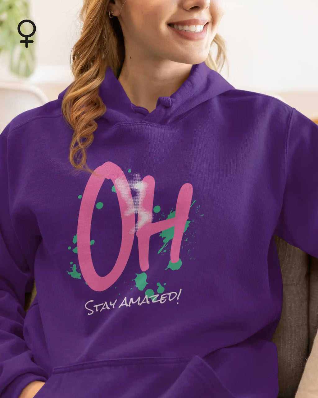 Das Bild zeigt eine frau, die einen taillierten  design-hoodie  mit der Grafik stay amazed trägt.