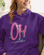 Das Bild zeigt eine frau, die einen taillierten  design-hoodie  mit der Grafik stay amazed trägt.
