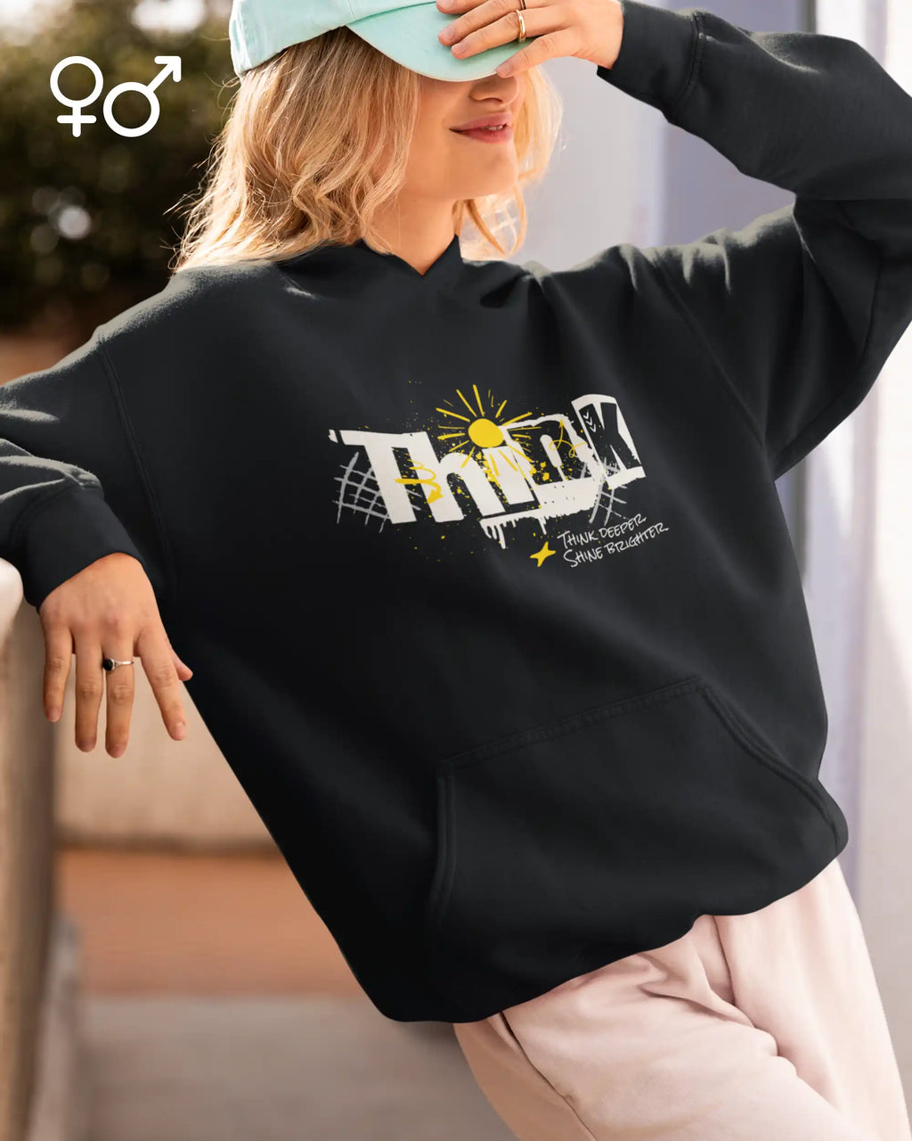 eine frau  trägt einen oversized design-hooduie  mit der Grafik think deeper - shine brighter.