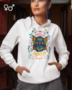 eine junge frau trägt ein enen unisex hoodie mit dem design be proud be unique be you.