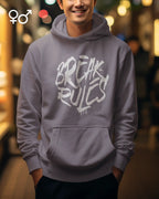 Ein Mann trägt ein unisex Design-T-Shirt in dusty lilac mit der Grafik Break Rules.
