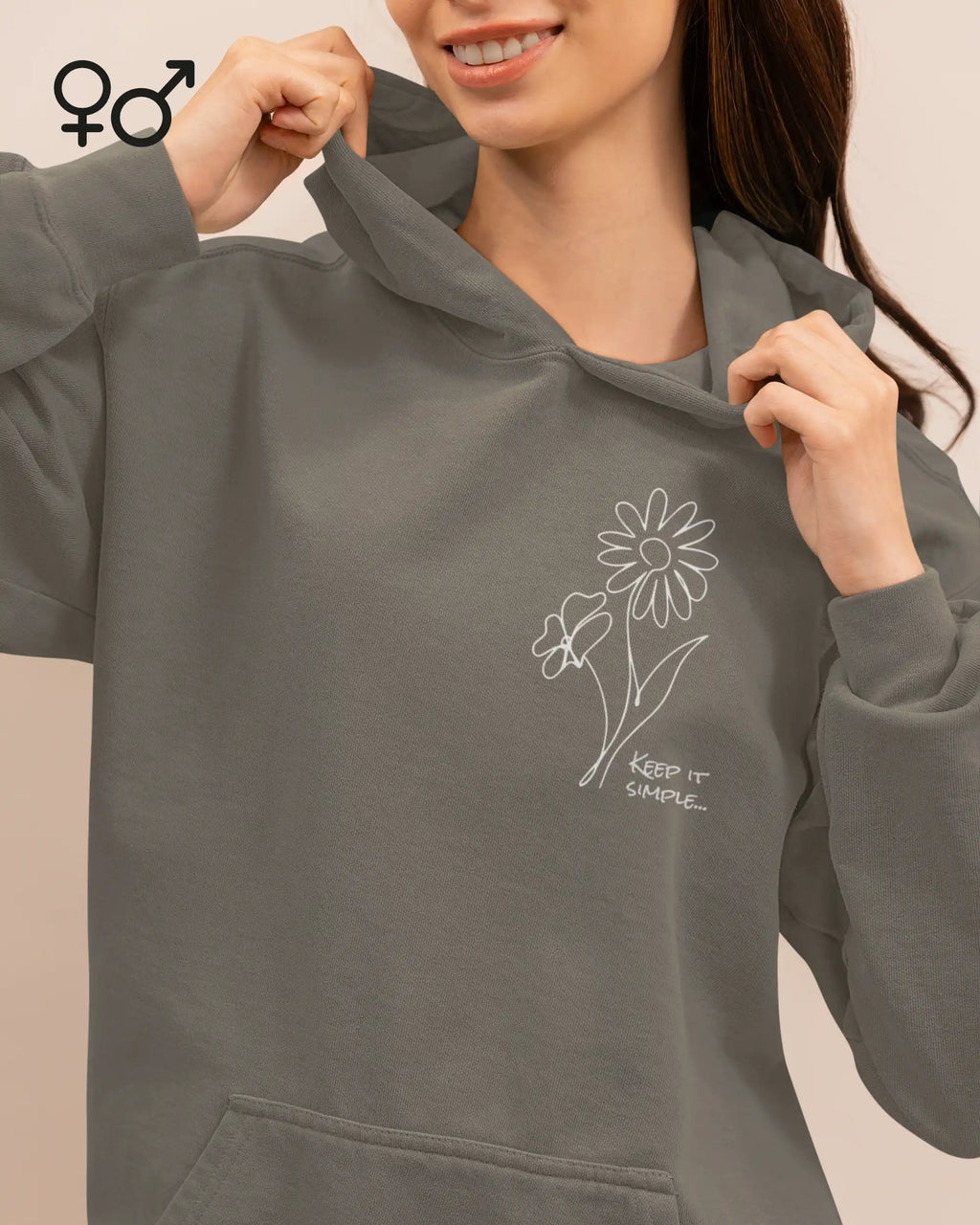 Eine Frau trägt einen unisex design-t-hoodie mit dem minimalistischen line-art motiv keep it simple.