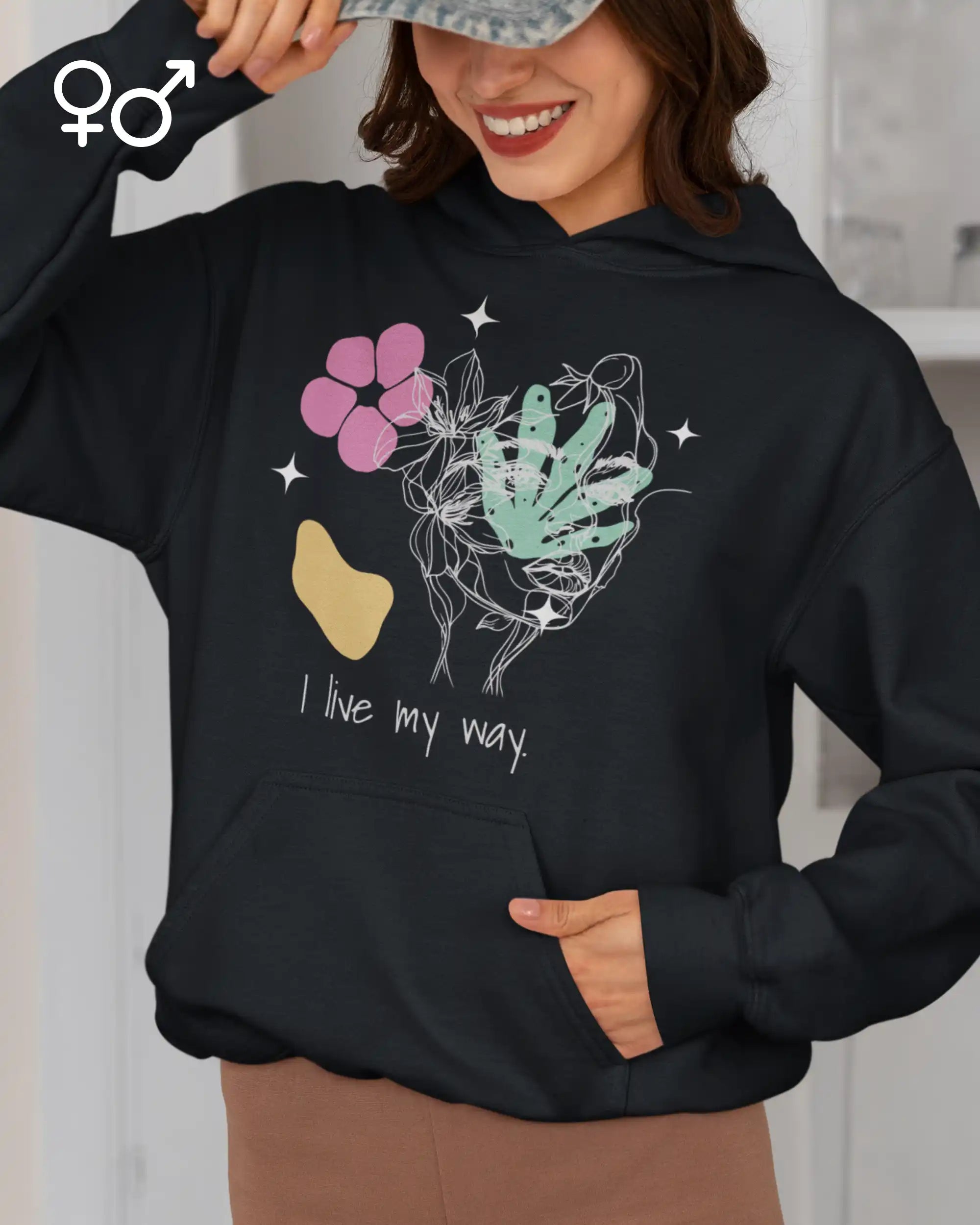 Das Bild zeigt  eine frau, die einen  oversized unisex design-hoodie mit der Grafik i live my way trägt.