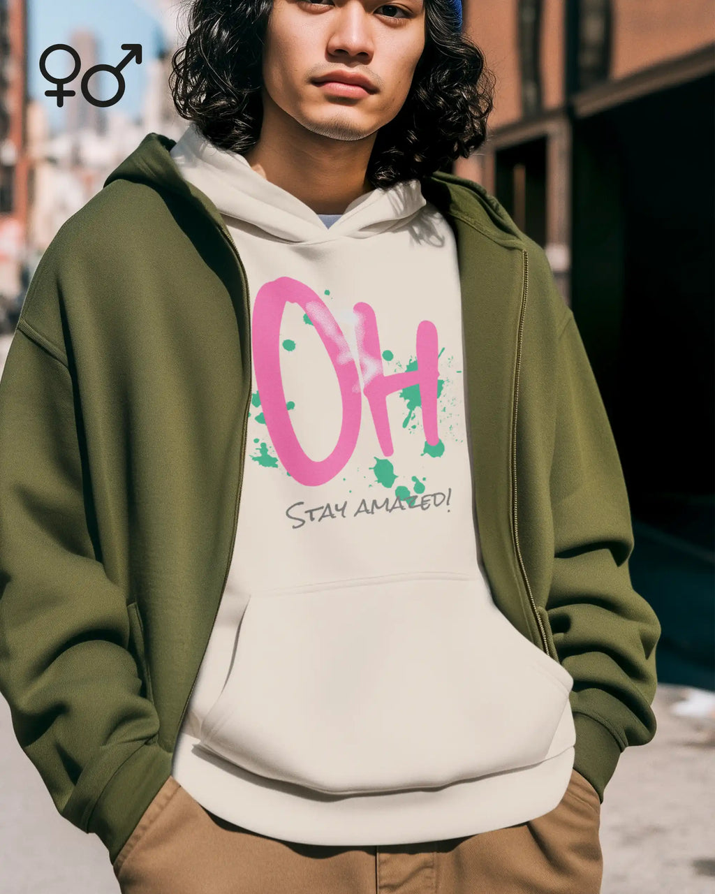 Das Bild zeigt einen mann, der einen oversized unisex design-hoodie  mit der Grafik stay amazed trägt.