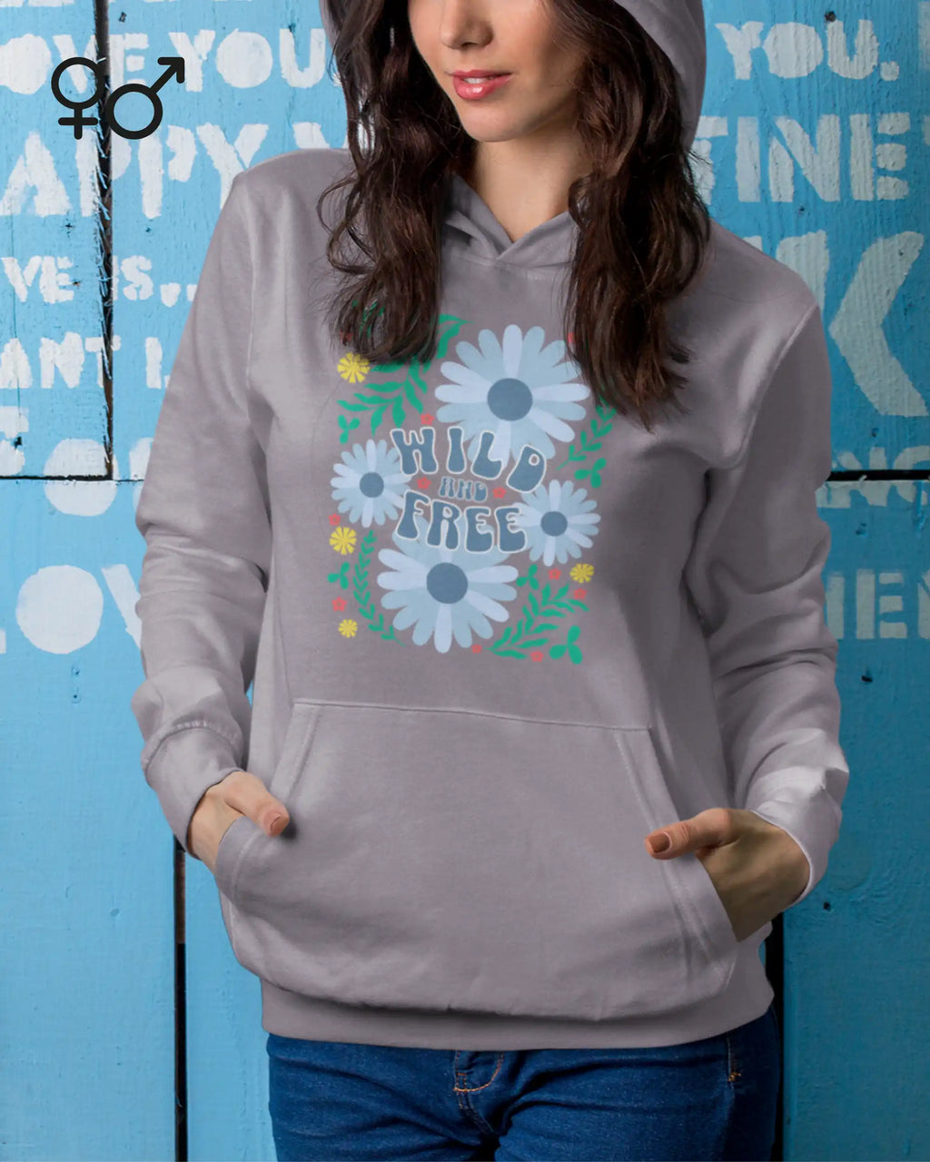Eine Frau trägt einen unisex design-hoodie mit der Grafik wild and free.