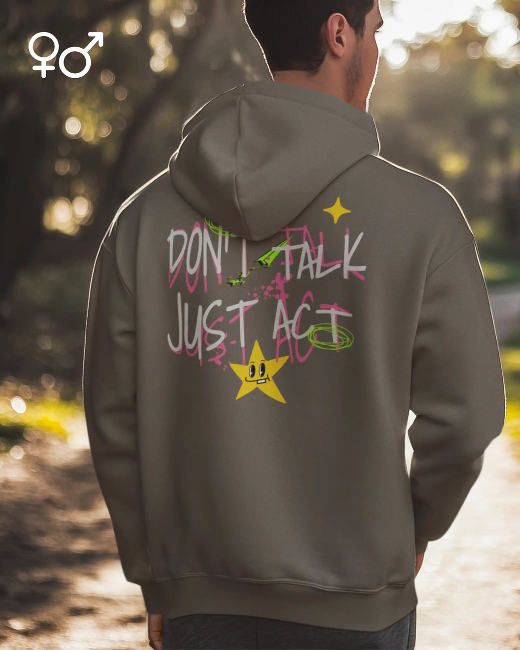 Ein mann trägt einen unisex design-hoodie mit der backprint Grafik don't talk just act.