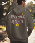 Ein mann trägt einen unisex design-hoodie mit der backprint Grafik don't talk just act.