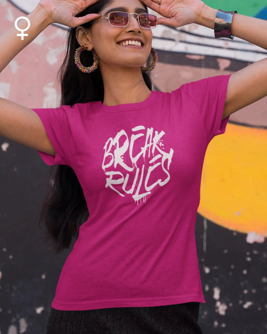 Eine Frau  trägt ein feminines Design-T-Shirt in fuchsia mit der Grafik Break Rules.