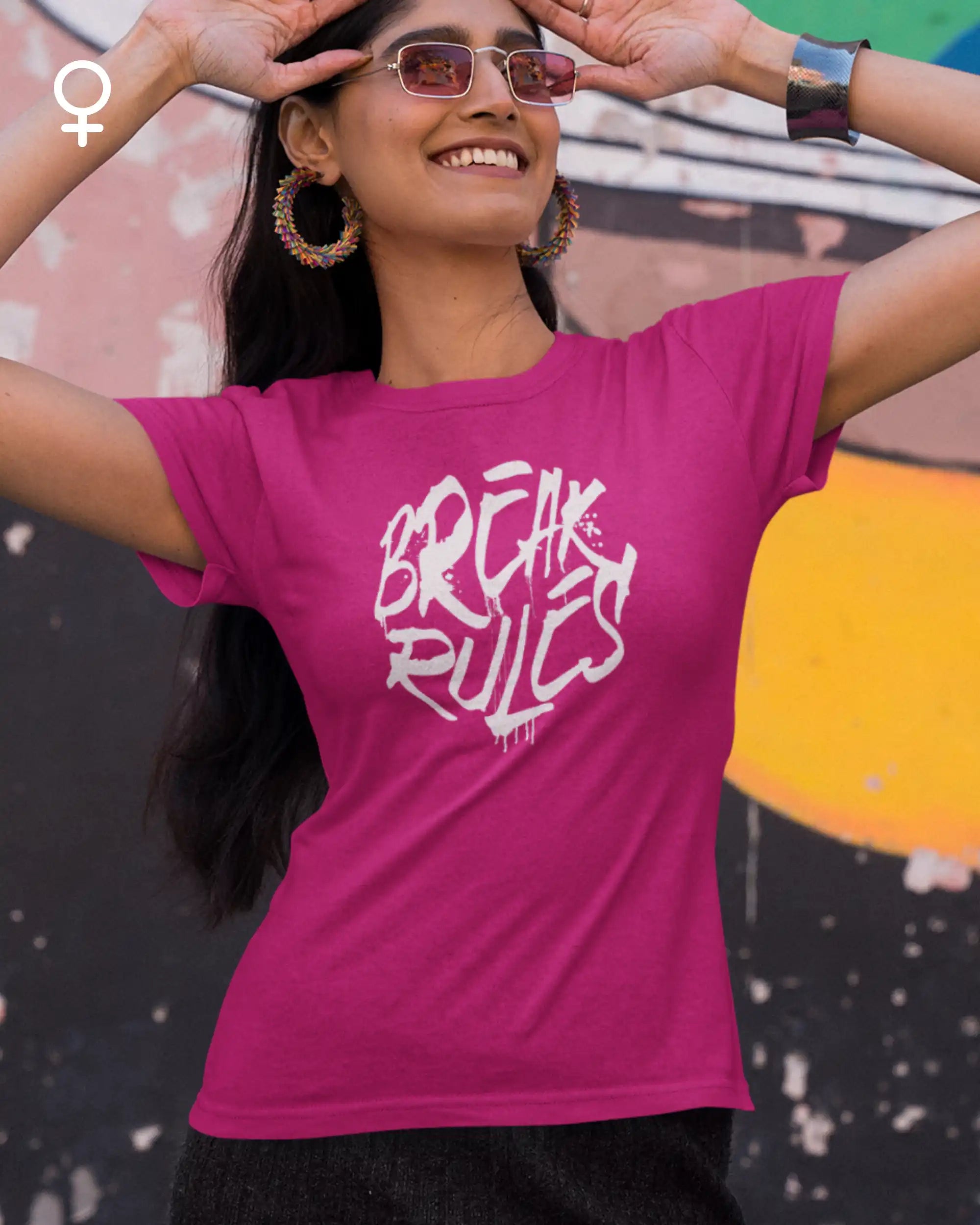 Eine Frau  trägt ein feminines Design-T-Shirt in fuchsia mit der Grafik Break Rules.