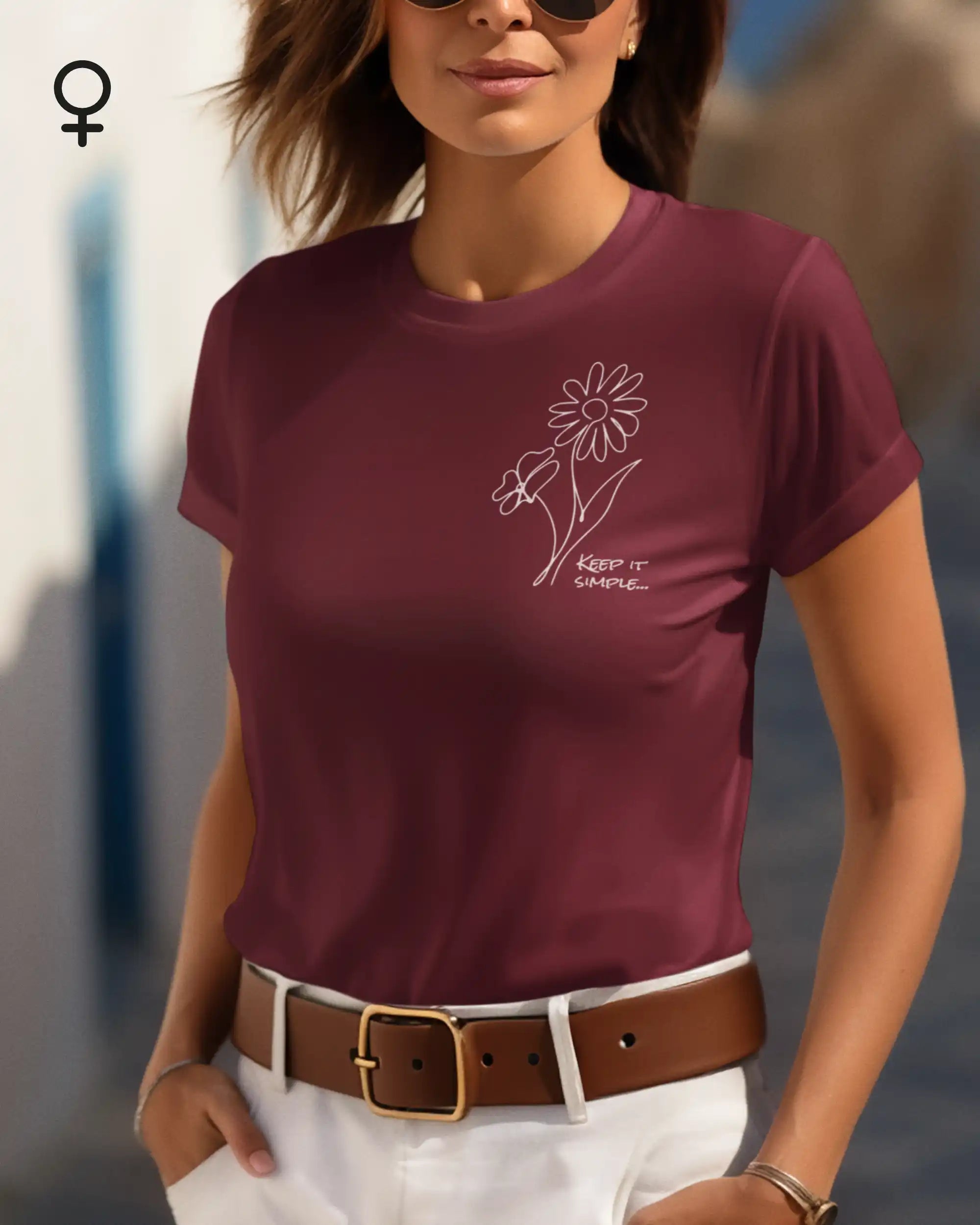 Eine Frau trägt ein feminines design-t-shirt mit dem minimalistischen line-art motiv keep it simple.