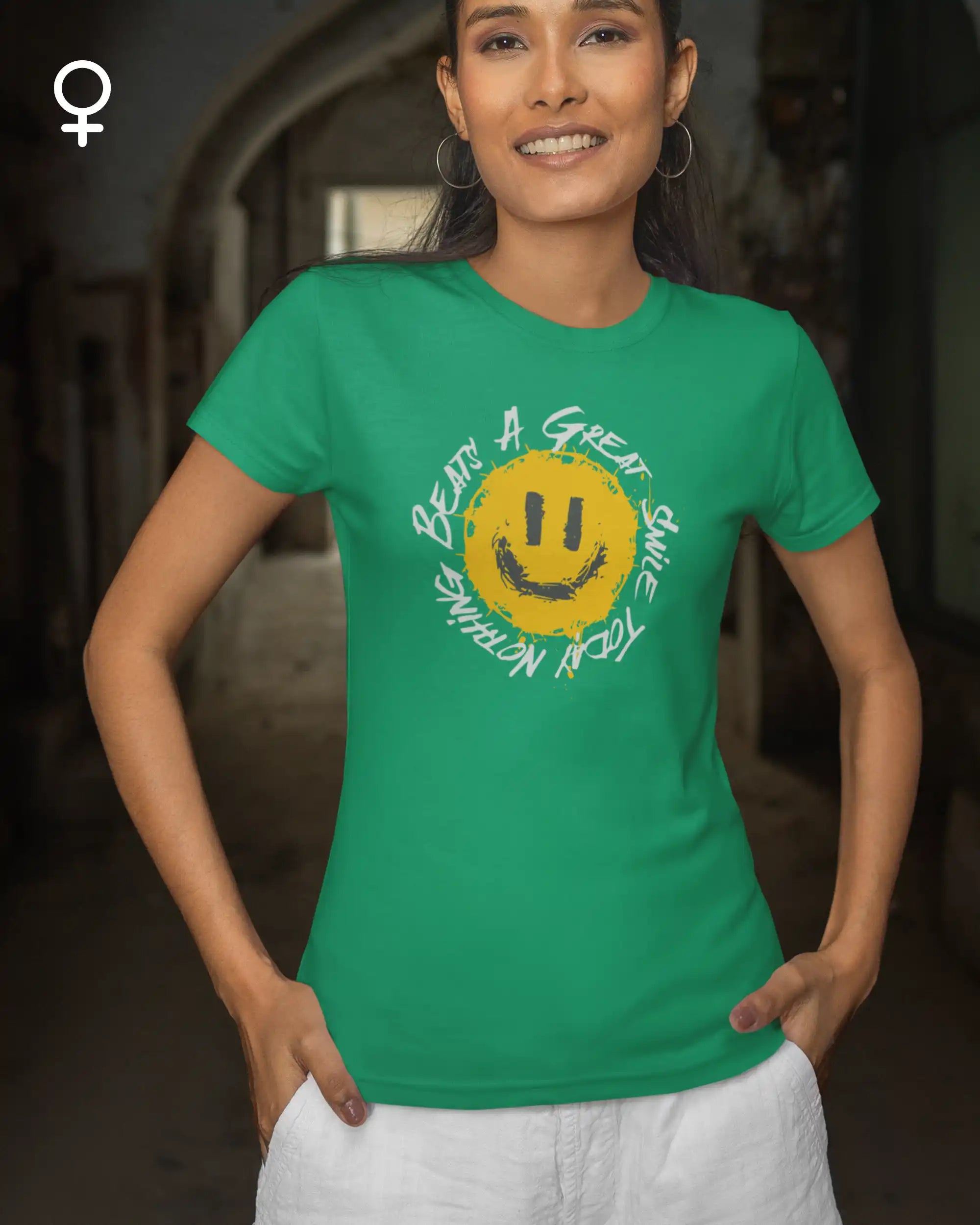Eine junge frau trägt ein feminines design-t-shirt aus baumwolle mit einem fröhlichen smiley-motiv.