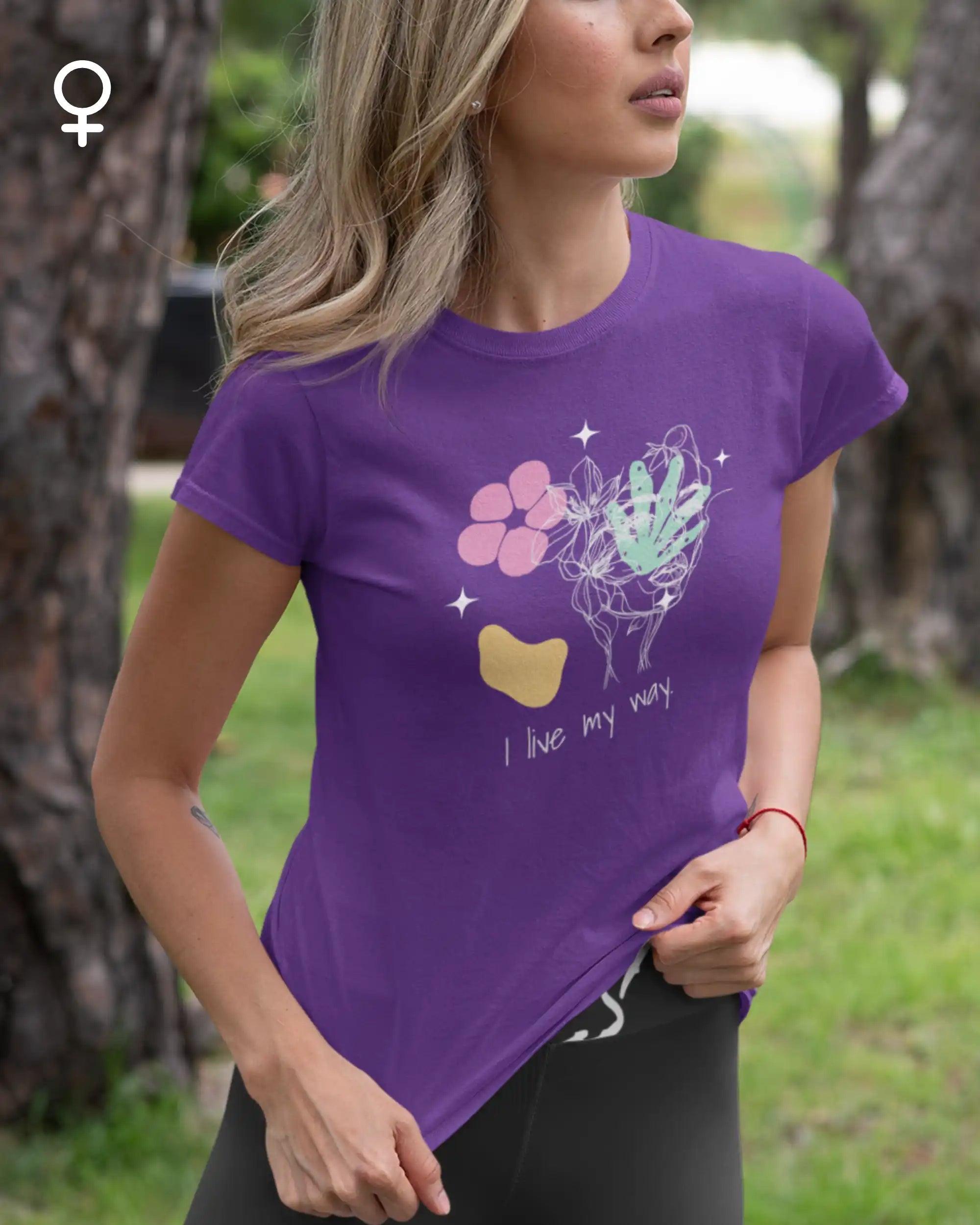 Das Bild zeigt  eine frau, die ein  feminines design-t-shirt mit der Grafik i live my way trägt.