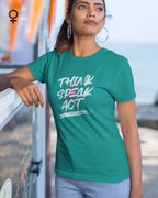 stolze frau  trägt ein feminines Design-t-shirt mit dem Graik-Motiv think speak act