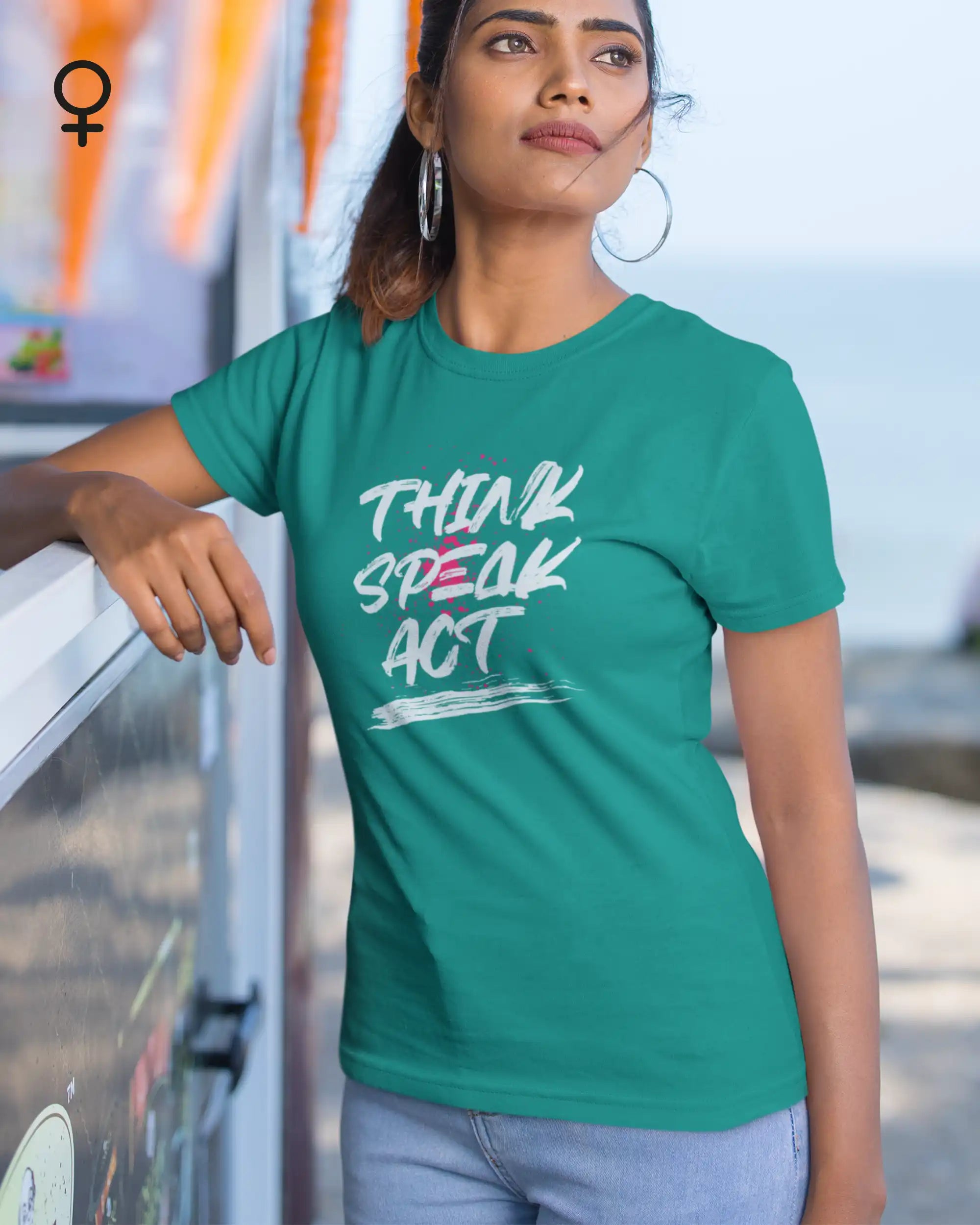 stolze frau  trägt ein feminines Design-t-shirt mit dem Graik-Motiv think speak act