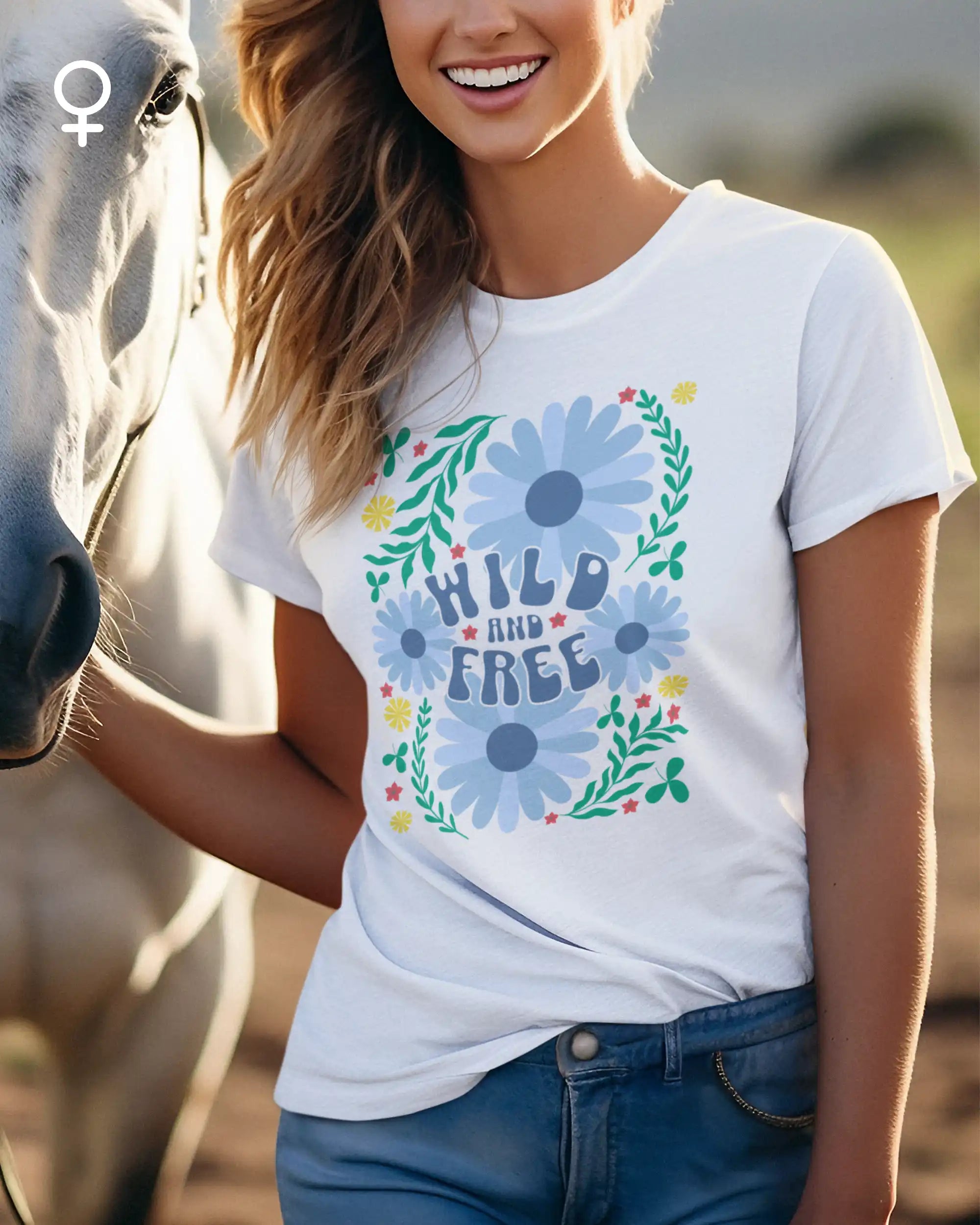 Eine Frau trägt ein feminines  Design-T-Shirt mit der Grafik wild and free.