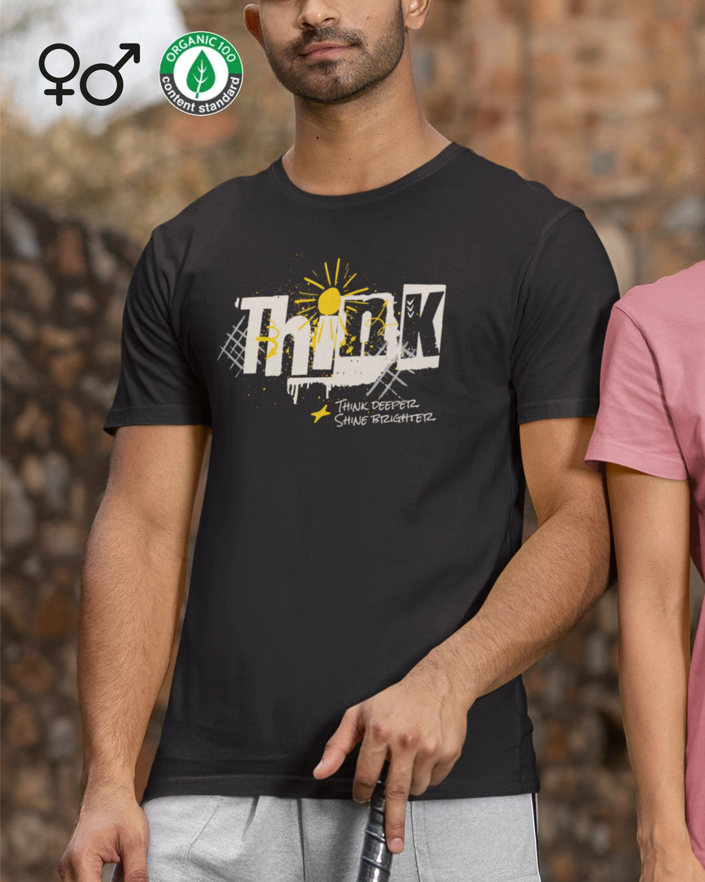 Ein mann trägt ein design-t-shirt aus bio-baumwolle mit der Grafik think deeper - shine brighter,