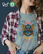 eine junge frau trägt ein unisex t-shirt aus bio-buamwolle mit dem dem design be proud be unique be you.