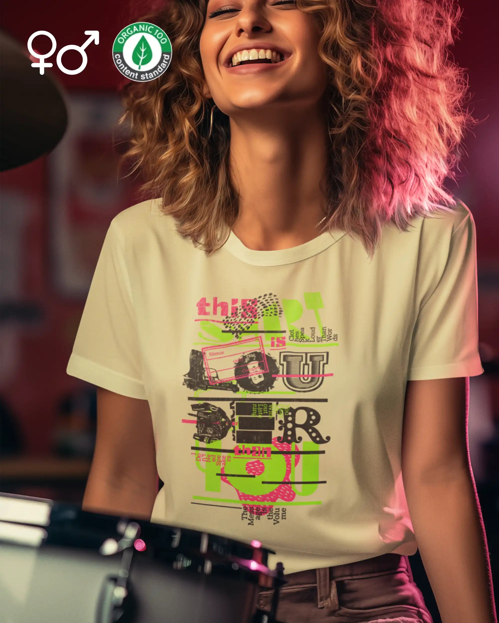 eine lachende frau trägt ein unisex design-t-shirt aus bio-baumwolle mit em motiv LOUDER