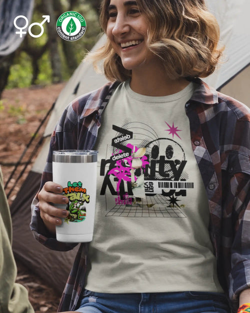 das bild zeigt eine frau, die ein unisex design-t-shirt aus bio-baumwollen mit der Grafik delete reality  an hat.