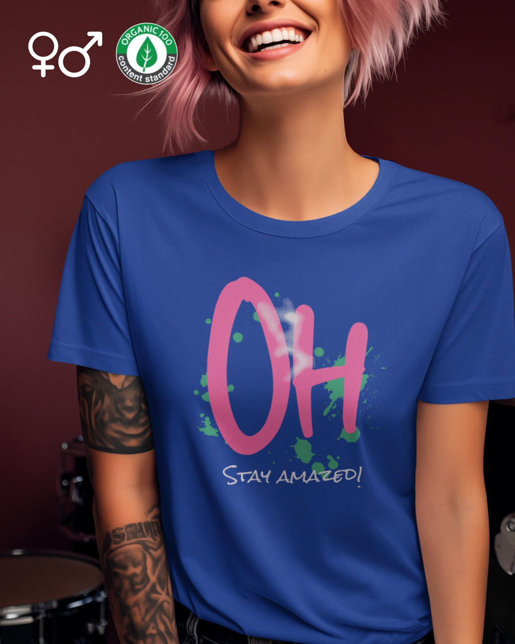 Das Bild zeigt eine Frau, die ein unisex design-t-shirt aus bio-baumwolle mit der Grafik sgtay amazed trägt.