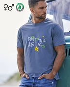 Das Bild zeigt einen Mann, der ein Bio-Design-T-shirt  mit der Grafik Don't talk just act trägt.